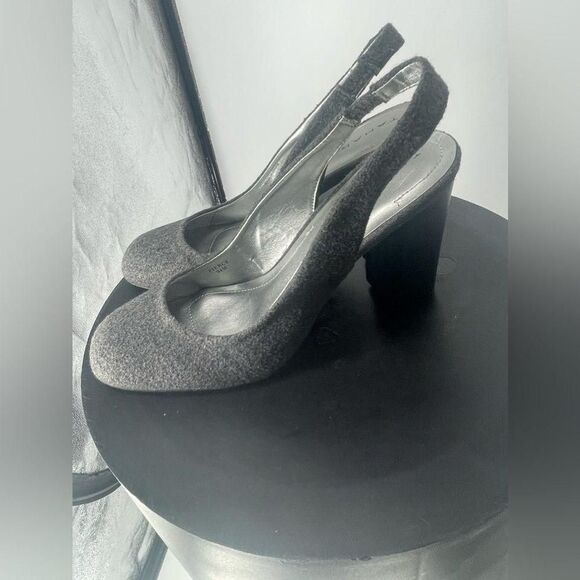 Tahari‎ gray pumps size 91/2 - Picture 4 of 7